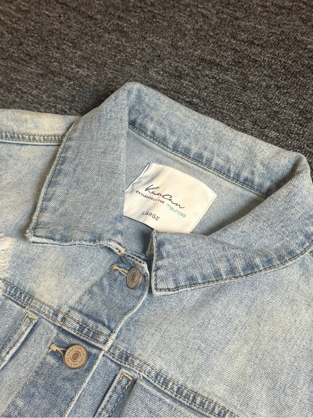 KanCan Womens L Light Wash Cropped Denim Jacket Frayed Hem Button Pockets